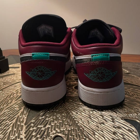 Air Jordan 1 low SE “dark beetroot”. Like new! EUC - Picture 4 of 13